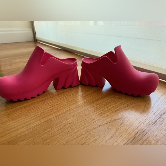 Bottega Veneta Pink Rubber Clogs - Picture 5 of 6